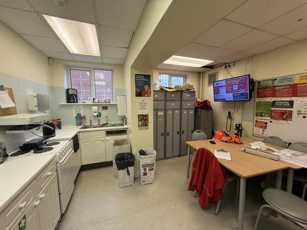 Lot: 44391 - TO BE OFFERED IN OUR DECEMBER AUCTION UNLESS SOLD PRIOR - FREEHOLD COMMERCIAL PREMISES ON PLOT OF 0.19 ACRES - Staff room with lockers and kitchen